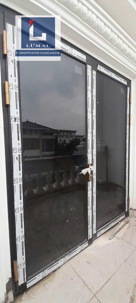 cửa nhôm thủy lực bản cánh to L140G
