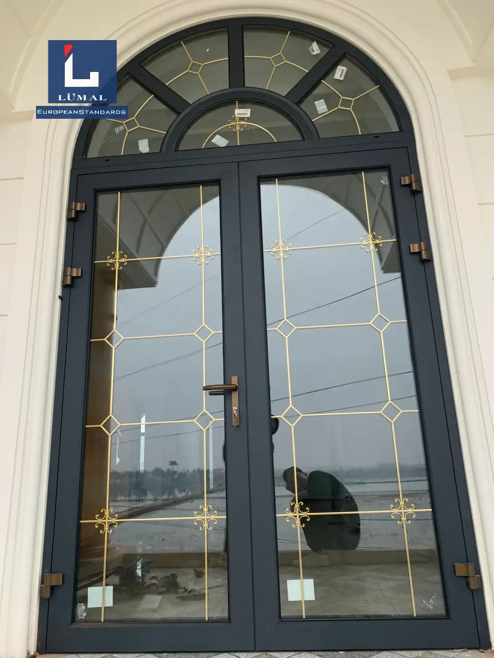 Cửa mở quay Lumal Sự lựa chọn hoàn hảo cho biệt thự hiện đại