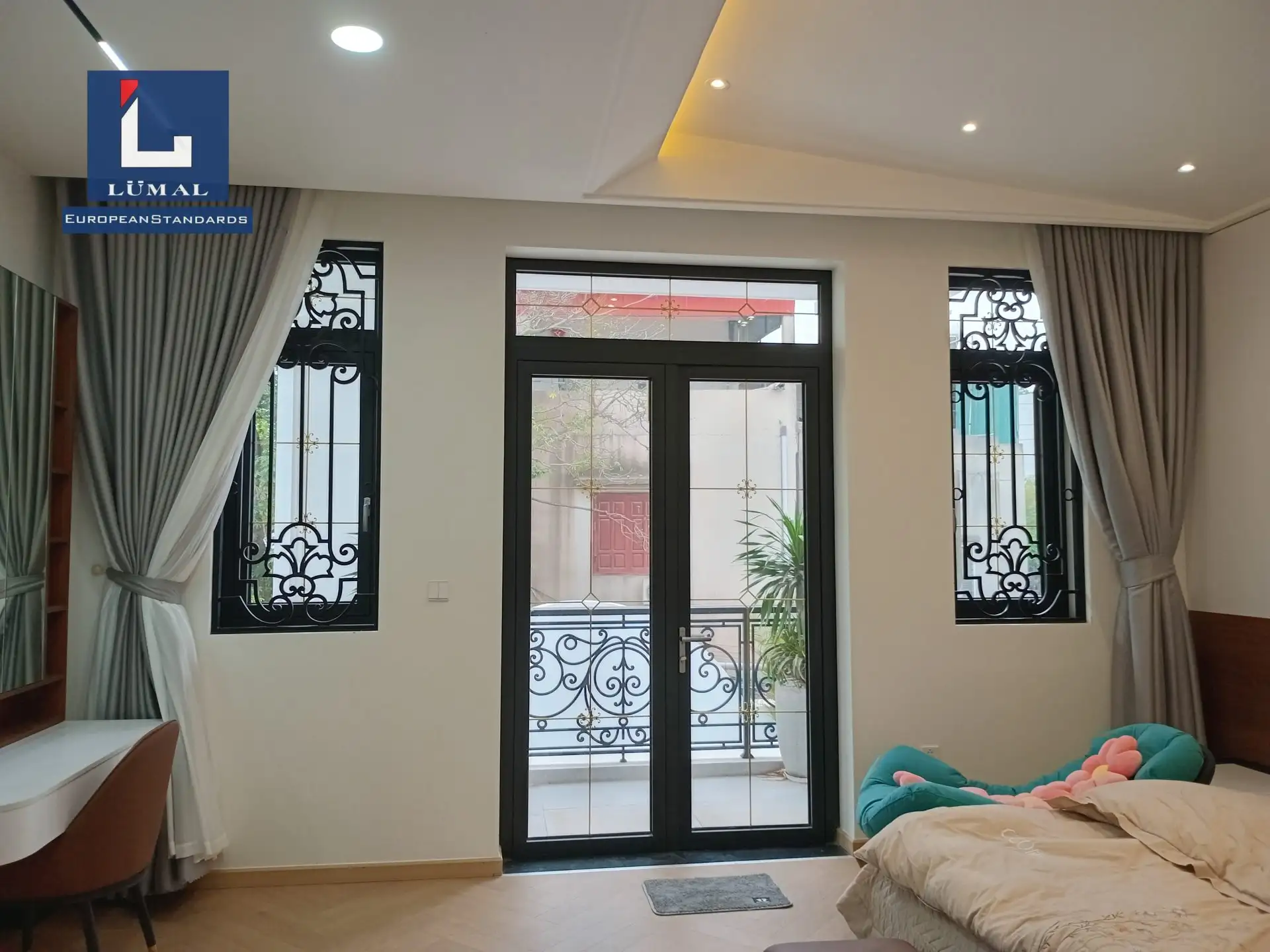 Cửa mở quay Lumal