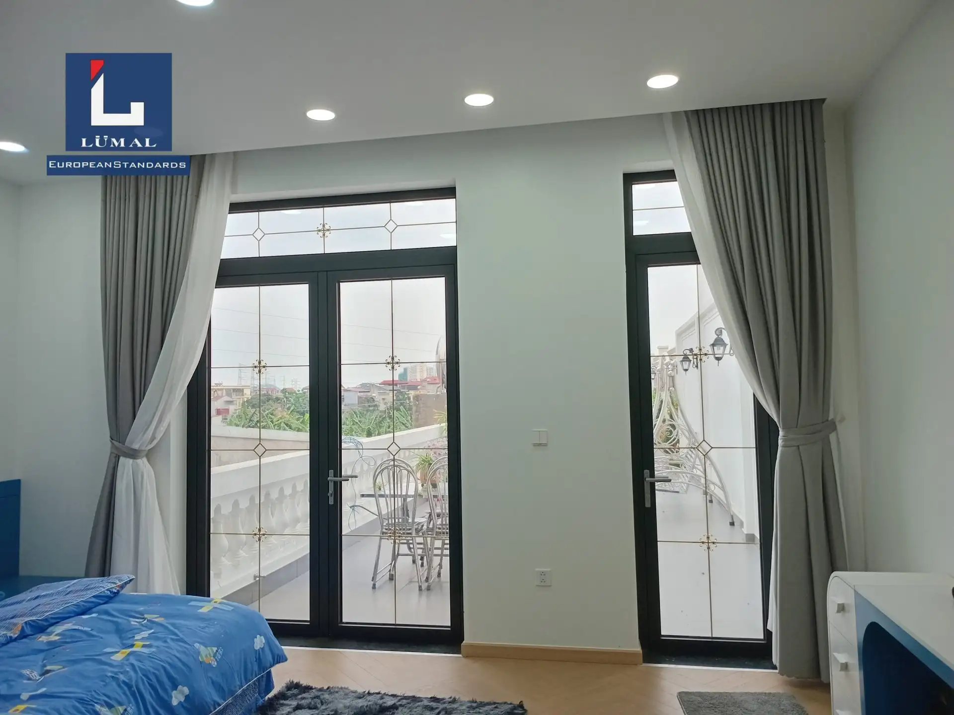 Cửa mở quay Lumal