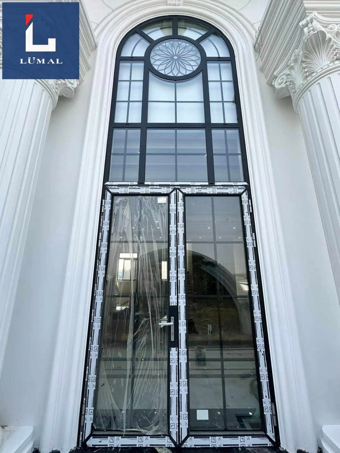 Cửa mở quay Lumal Sự lựa chọn hoàn hảo cho biệt thự hiện đại