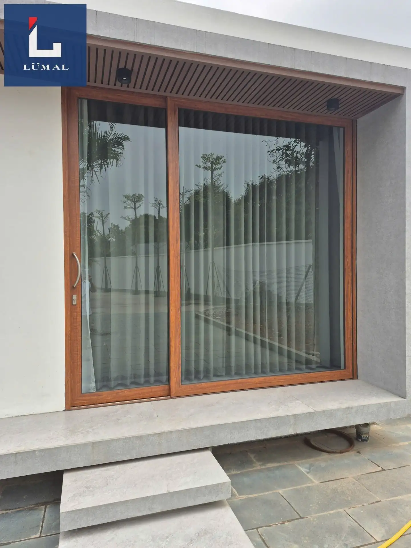 Cửa nhôm lùa Lumal màu vân gỗ