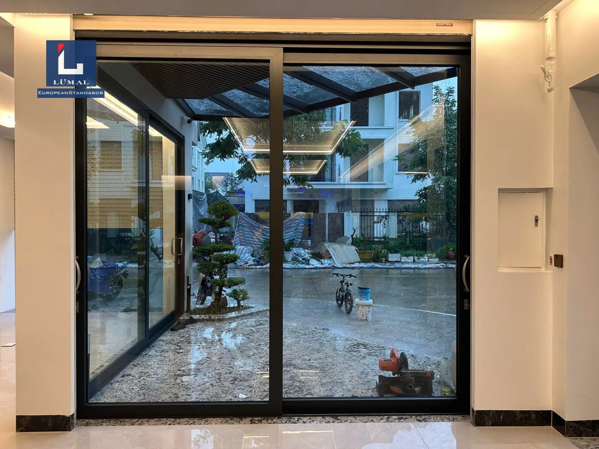 Cửa nhôm lùa Lumal xám đá ánh kim