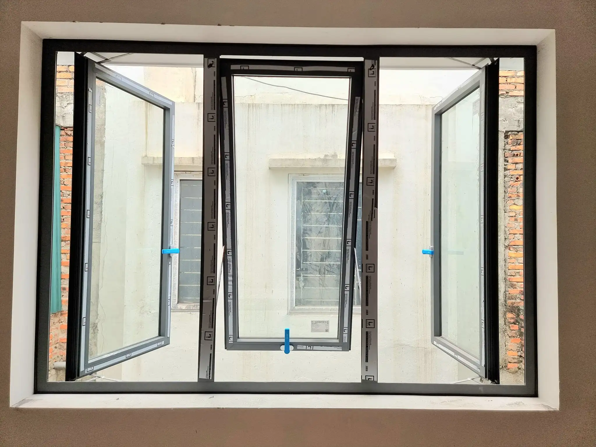 Cửa sổ mở quay nhôm Lumal (10)