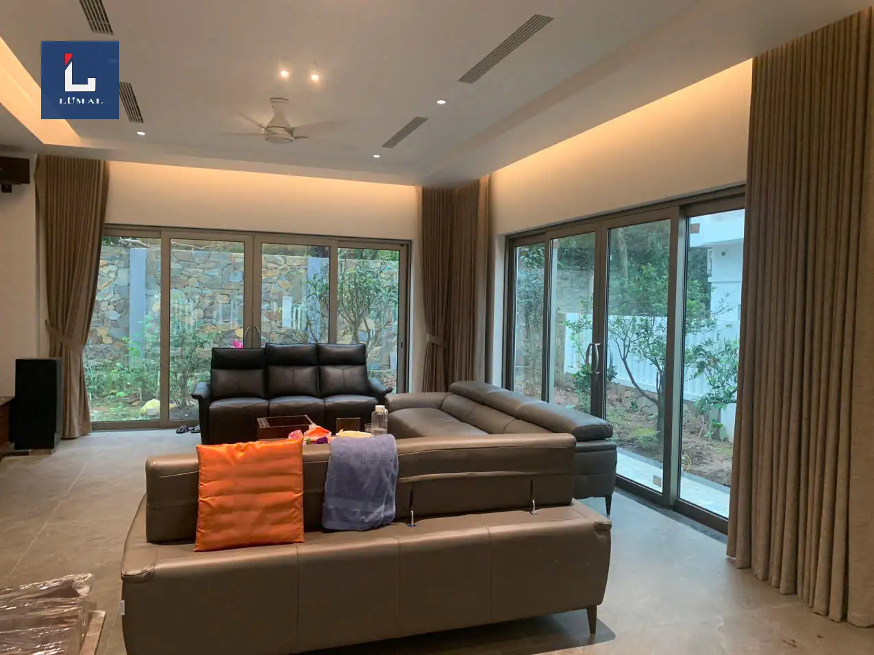 Cửa lùa bản lớn Lumal mở rộng tầm nhìn, đẳng cấp không gian