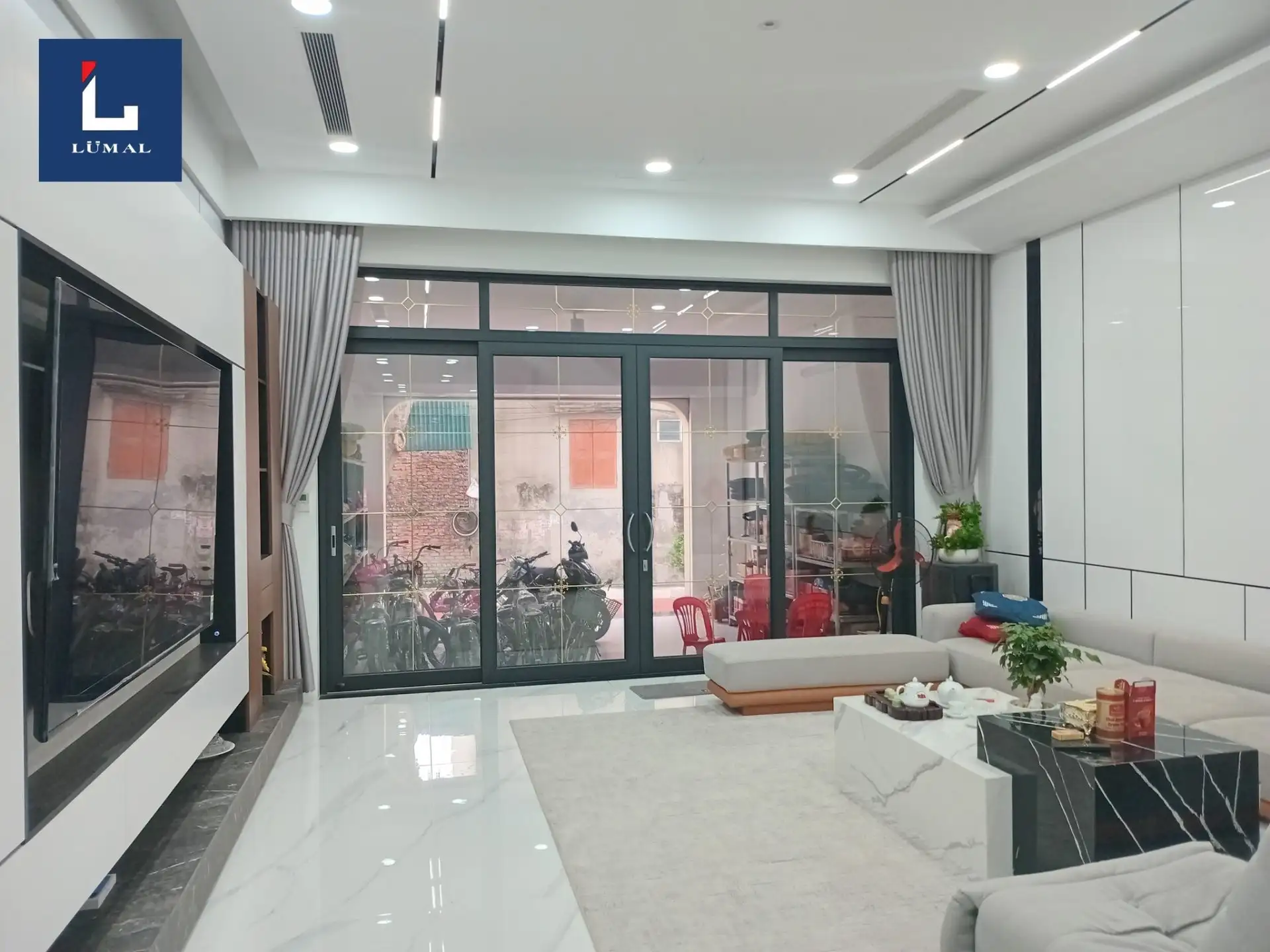 Cửa lùa bản lớn Lumal mở rộng tầm nhìn, đẳng cấp không gian