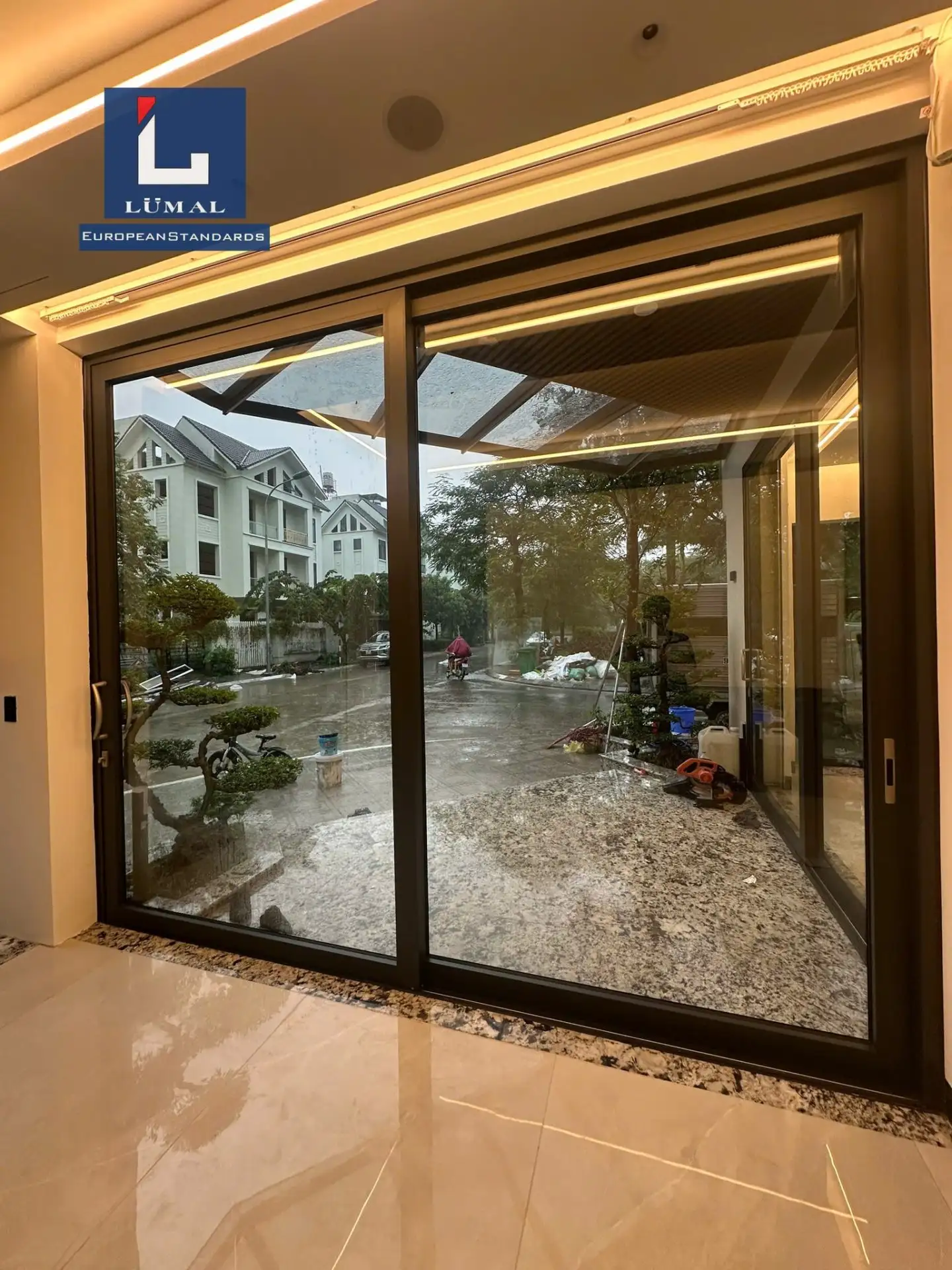 Cửa lùa bản lớn Lumal mở rộng tầm nhìn, đẳng cấp không gian