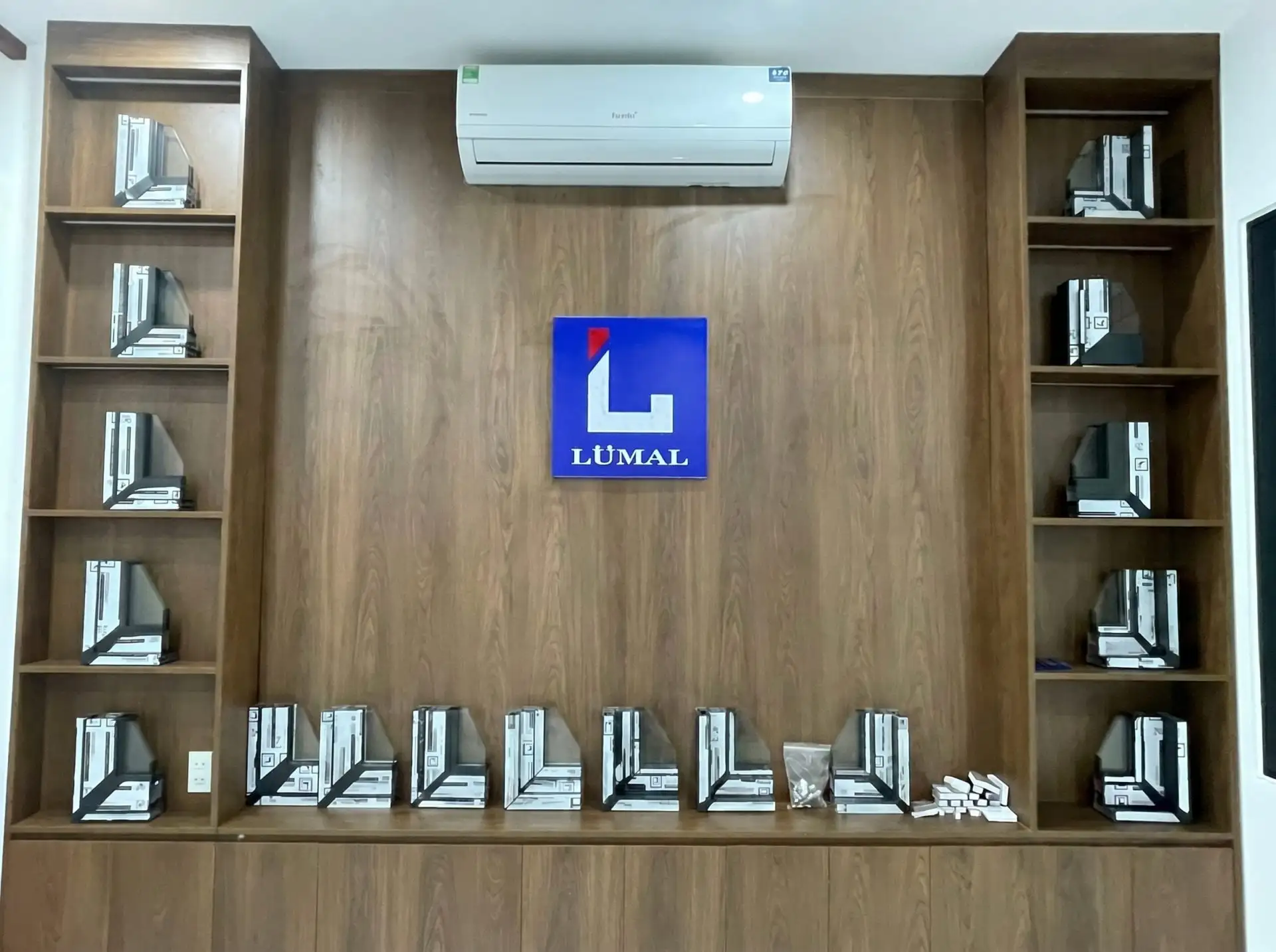 Trưng bày các mẫu góc nhôm Lumal