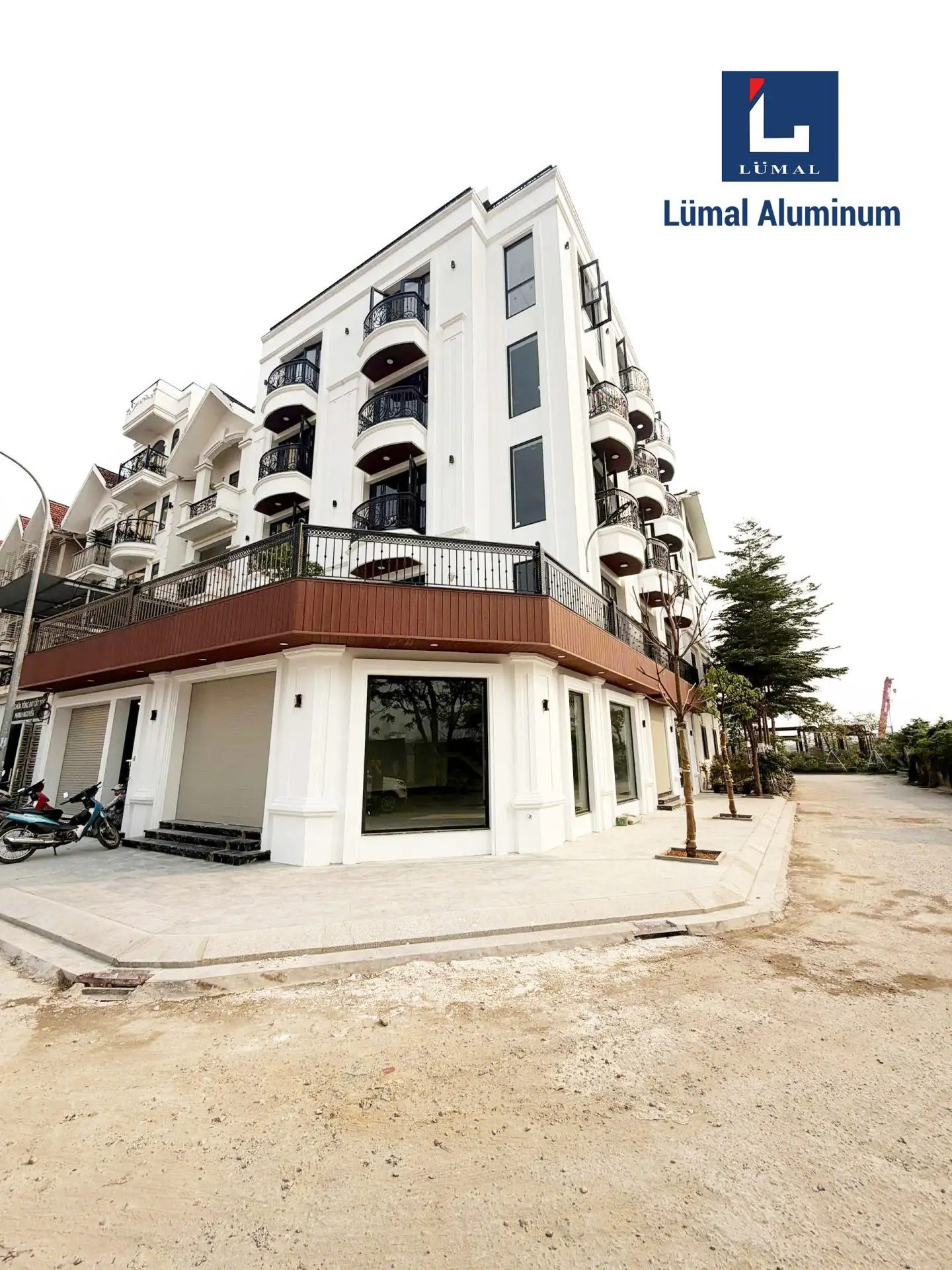 Công trình 2 mặt tiền sử dụng cửa nhôm Lumal tại Mễ Trì